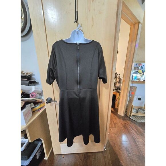 Torrid Size 2X Black Short Sleeve V-Neck Dress With Back Zipper - Picture 3 of 5